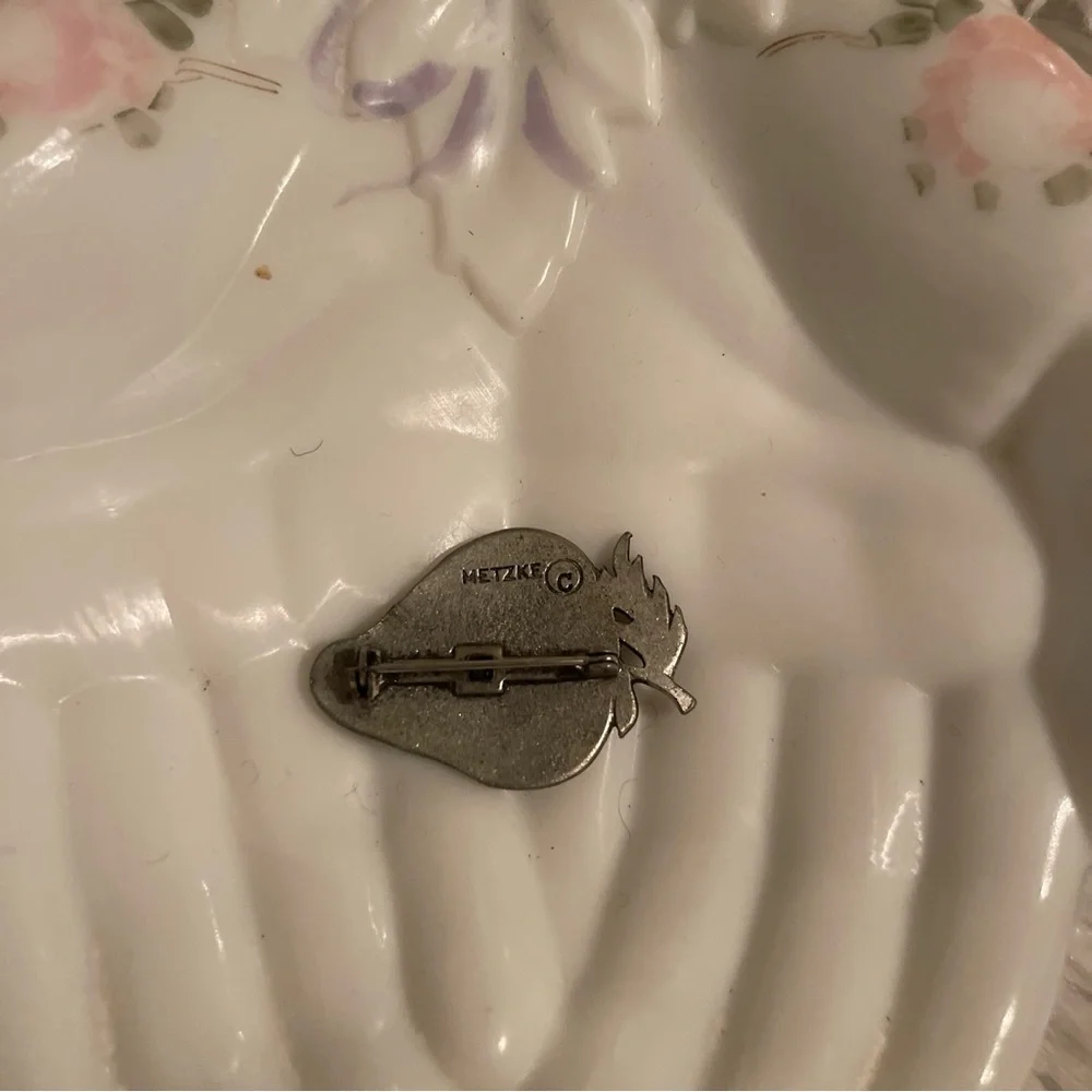 1970s pin Metzke Pewter Strawberry Brooch - Picture 4 of 7